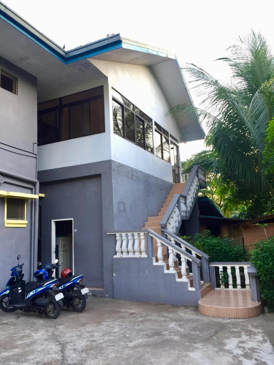 Fat Monkey Hostel Coron Exterior foto